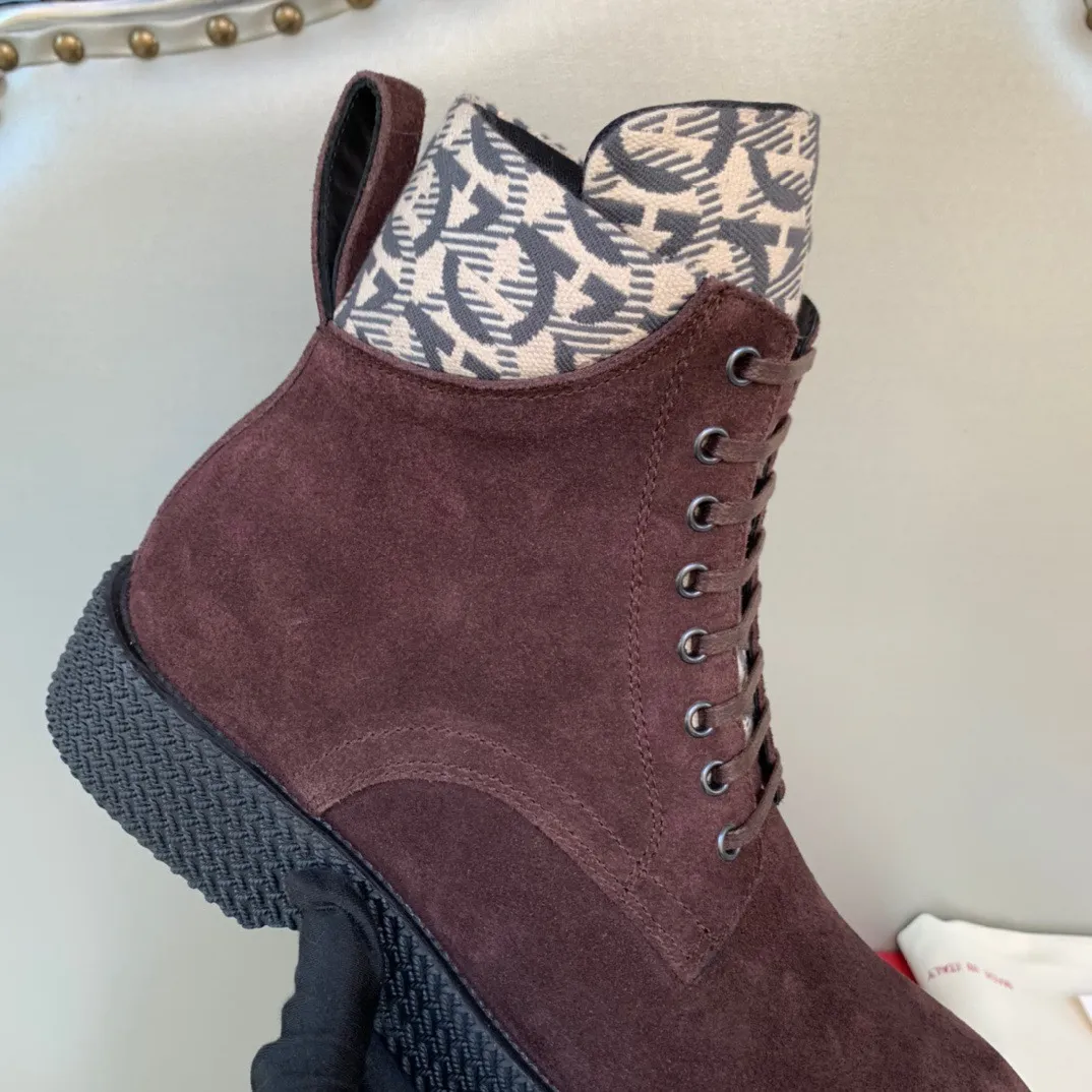[Ferragamo] Top P: 1000💰 Number of yards: 39~44 (38.45 custom-made, non-returnable) Ferragamo winter series, original 1:1 development, casual men's short boots. Made with heavy investment, shoes and boots are made of imported cowhide + imported Ferragamo special fabric. Black cowhide lining that is not easily deformed. Wear-resistant rubber outsole, black cowhide, black open edge beads, black frosted, brown suede. Factory craftsmanship, perfect products are only prepared for you who know taste! Any comparison is welcome!